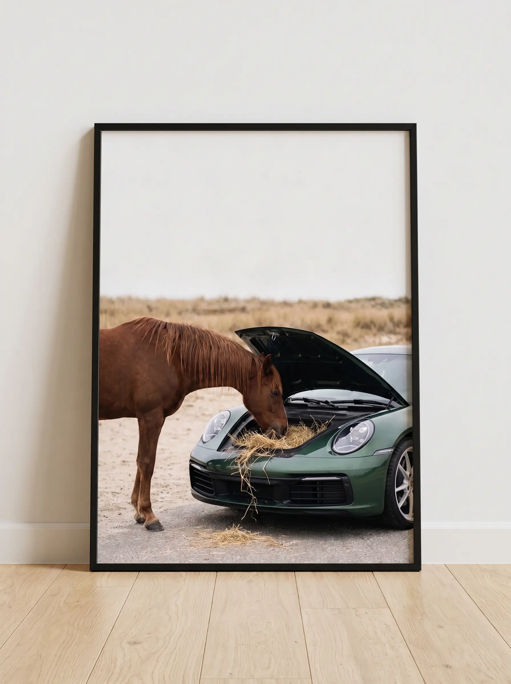 Plakat Koń kontra Porsche – humorystyczne zdjęcie z motoryzacją, dekoracja ścienna do biura i salonu