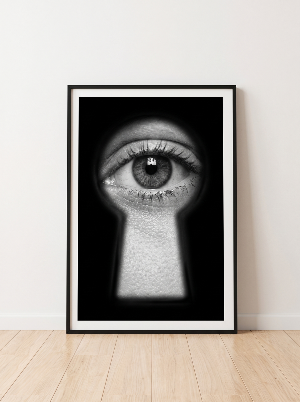 Plakat Through the Keyhole – czarno-biała fotografia oka w dziurce od klucza, dekoracja ścienna do salonu